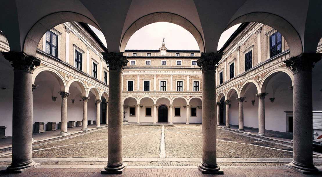 Urbino, cortile del Laurana nel Palazzo Ducale rinascimentale